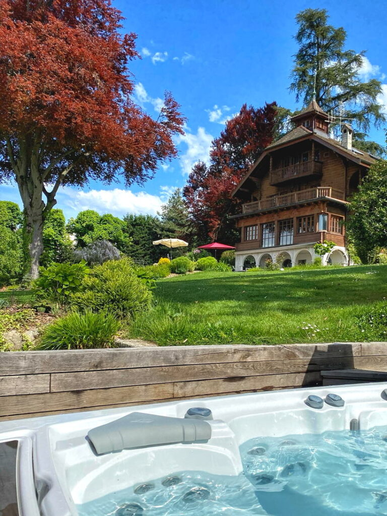 A Garden Retreat with Jacuzzi and Charm – Domaine Les Cèdres du Léman