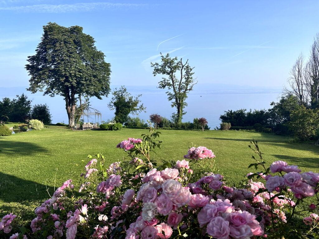 A Garden with Panoramic View on Lake Geneva - Domaine Les Cedres du Leman