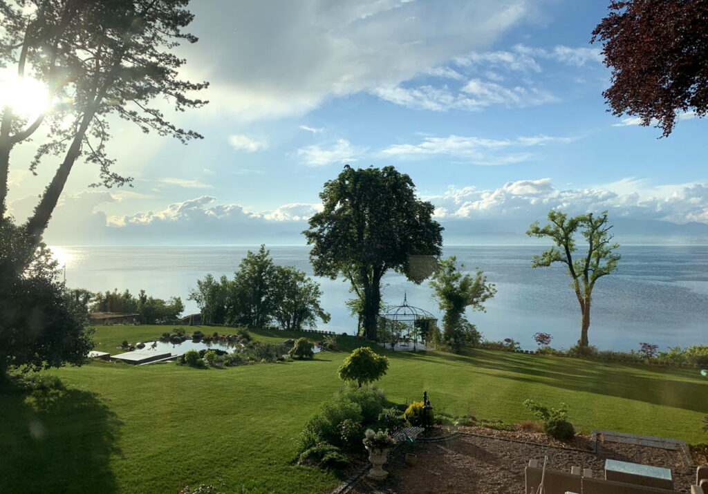 Garden gently sloping towards Lake Geneva - Domaine Les Cedres du Leman