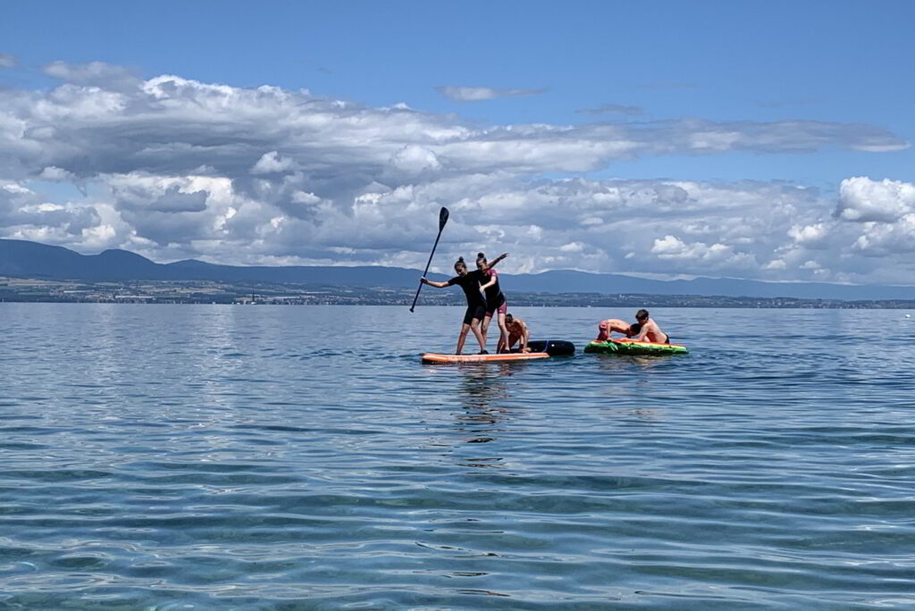 Kids having fun on Lake Geneva - Copyright Domaine Les Cedres du Leman