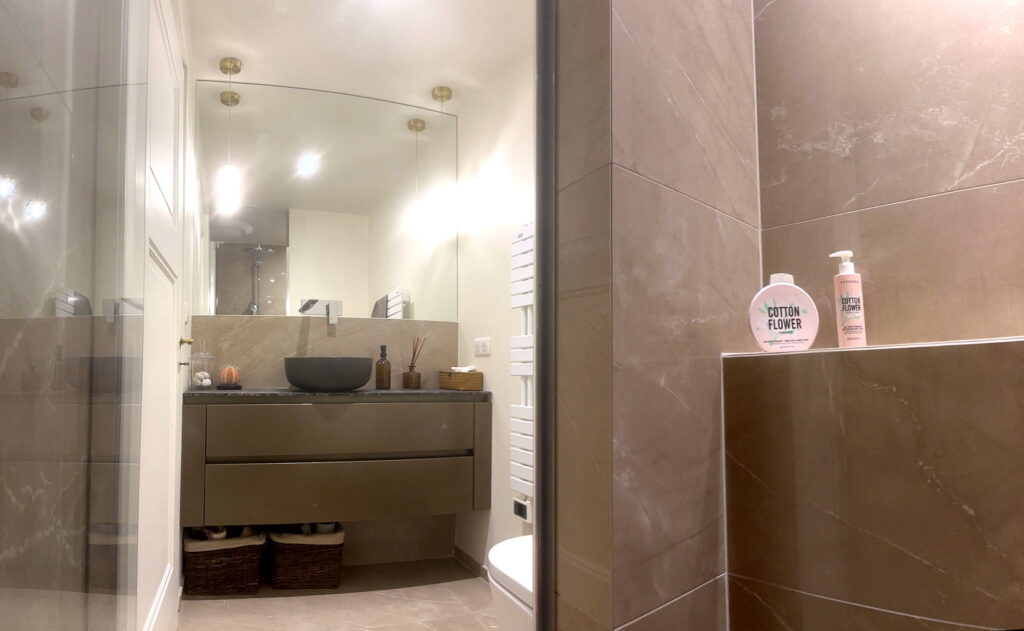 Bathroom with Shower on First Floor - Domaine Les Cedres du Leman