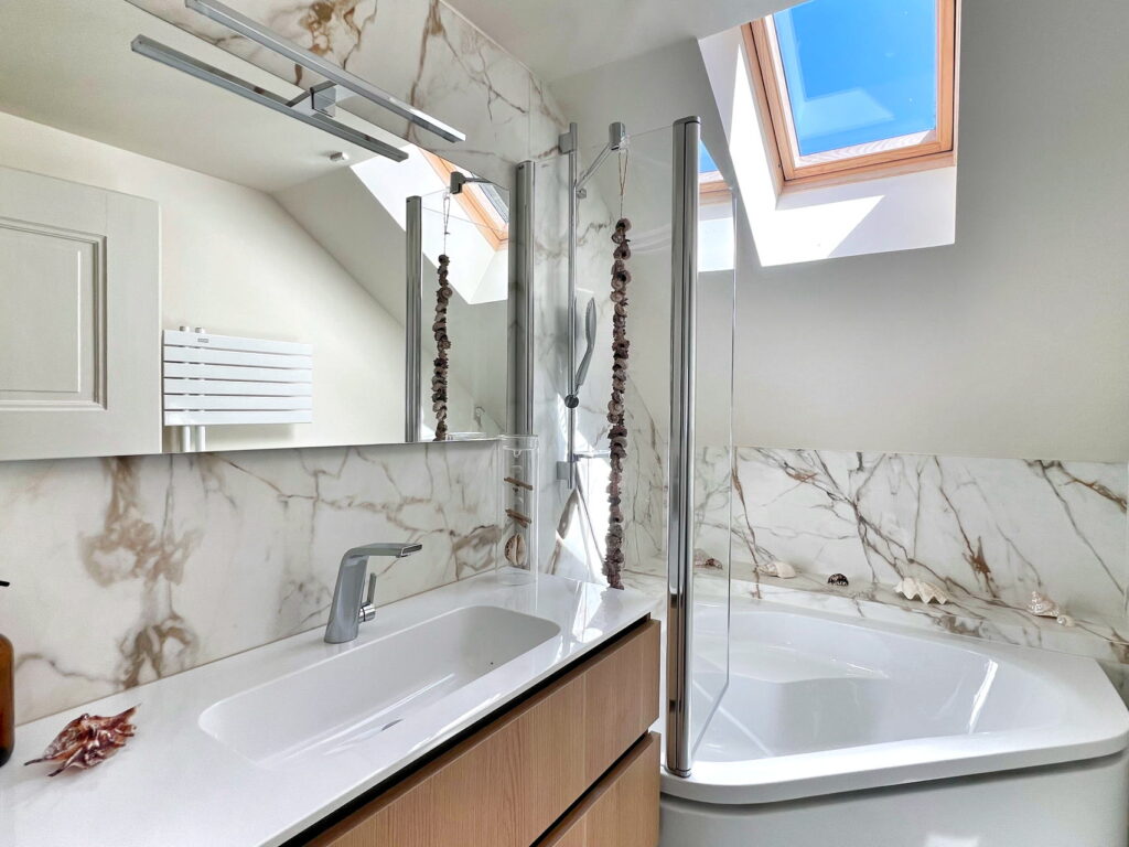 Bathtub Bathroom - Domaine Les Cedres du Leman