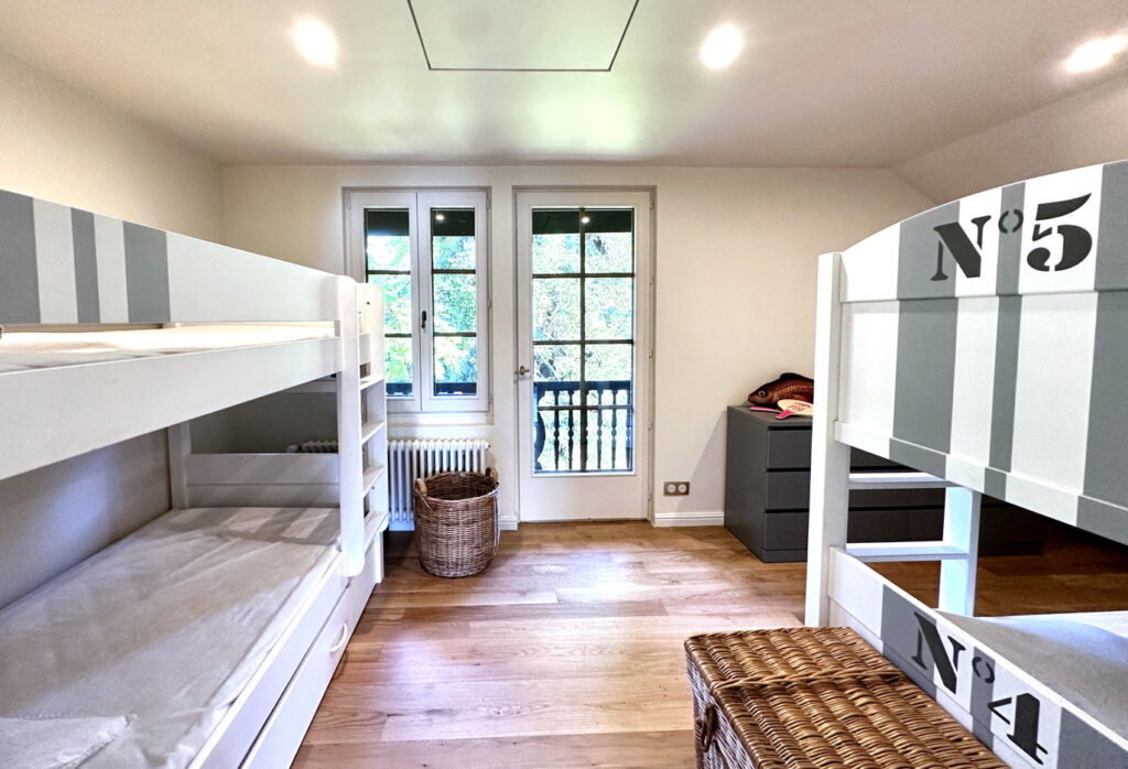 Light Filled Kids Dorm - Domaine Les Cedres du Leman