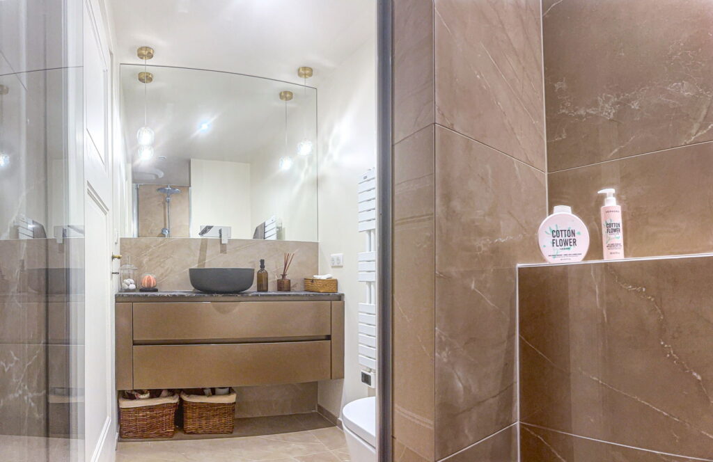 Bathroom with Shower on First Floor - Domaine Les Cedres du Leman
