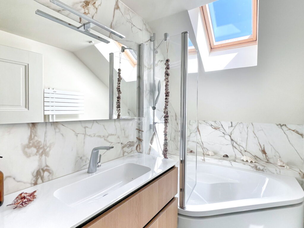 Bathtub Bathroom - Domaine Les Cedres du Leman