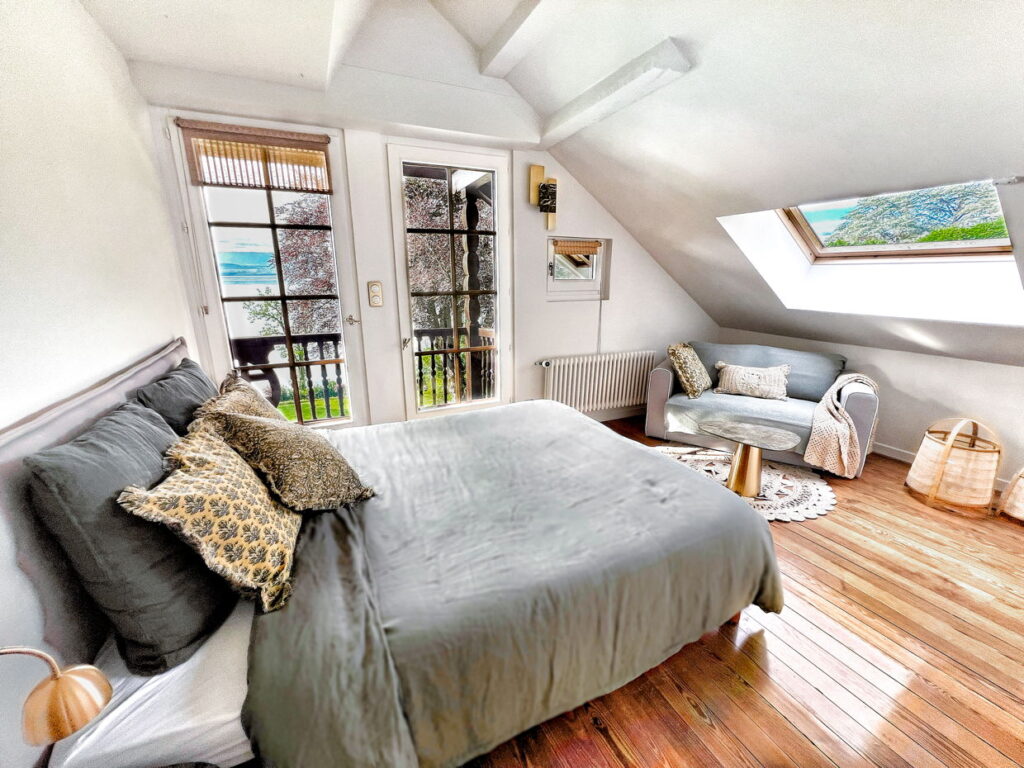 Bedroom 6 with View on Lake Geneva - Domaine Les Cedres du Leman