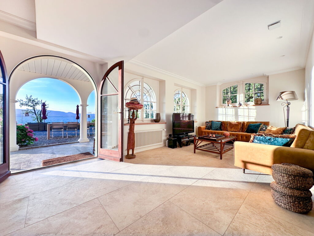 Garden level Living room with view on Lake Geneva - Domaine Les Cedres du Leman