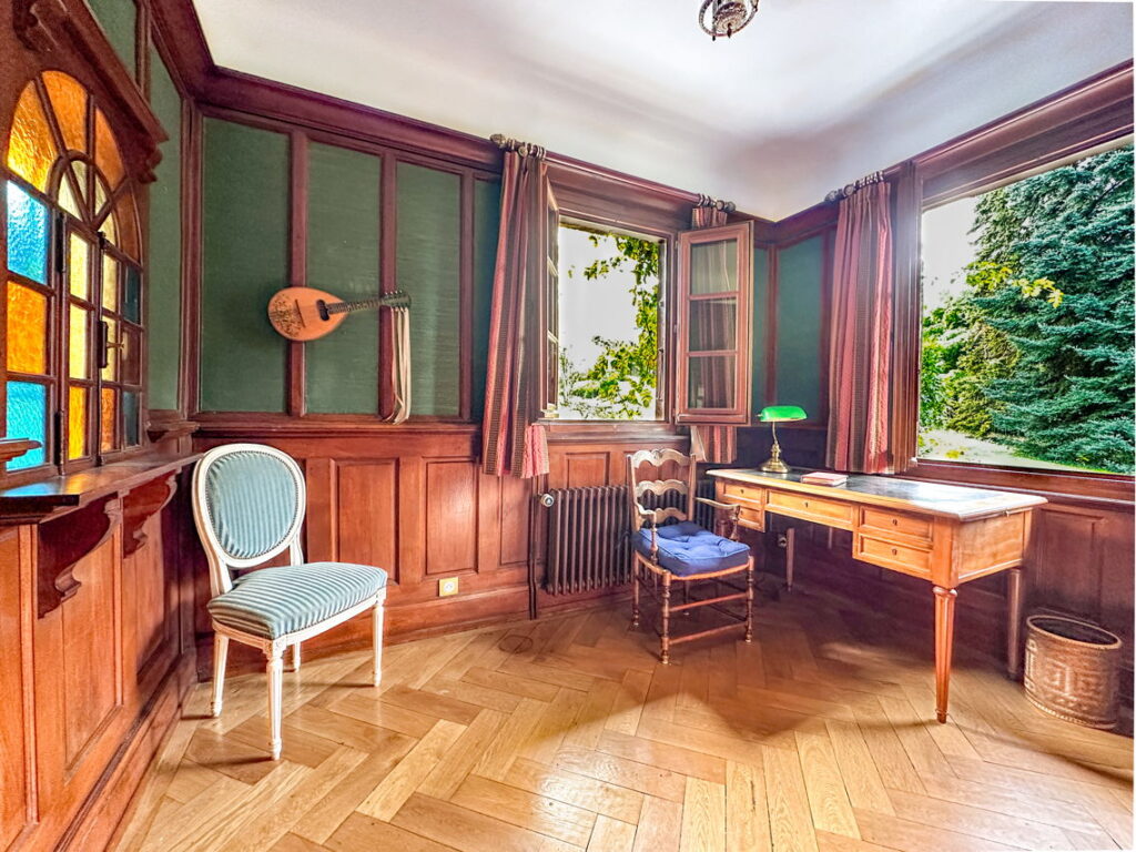 Handsome Wood-Panelled study - Domaine Les Cedres du Leman