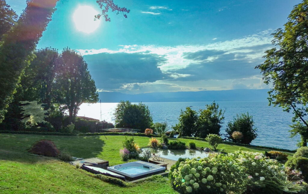 Jacuzzi with panoramic view of Lake Geneva – Domaine Les Cedres du Leman