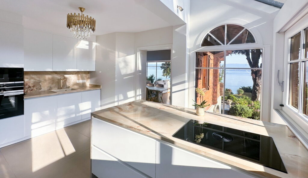 Kitchen with view on Lake Geneva and Garden - Domaine Les Cedres du Leman