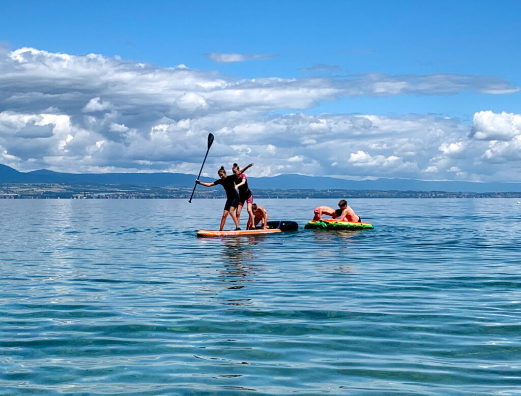 Teenagers having fun on Lake Geneva - Domaine Les Cedres du Leman