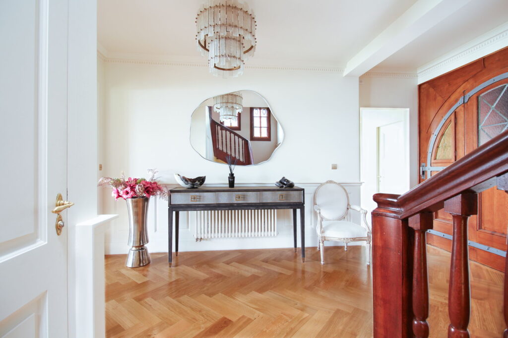 Welcoming Entrance Hall - Domaine les Cedres du Leman